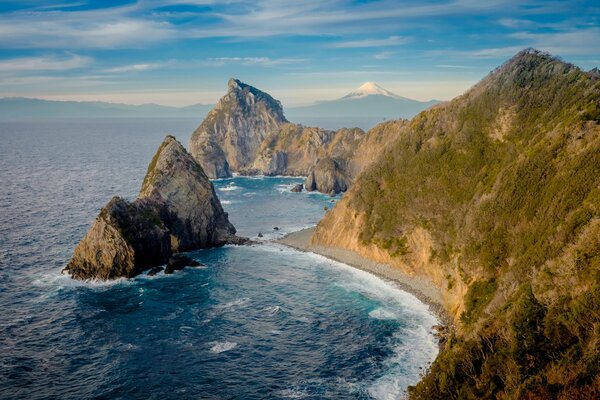 Rocas de Fujiyama en el océano