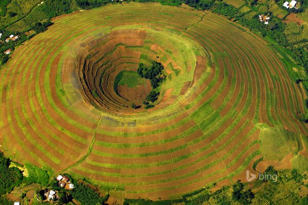 Maisons autour d un volcan inhabituel en Ouganda