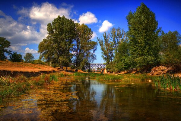 Brücke über den Fluss und blauer Himmel