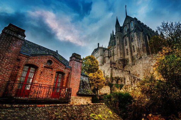Schloss Mont-saint-Michel und der Himmel in Frankreich