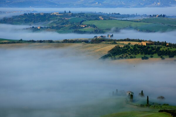 Le nebbiose colline della Toscana italiana