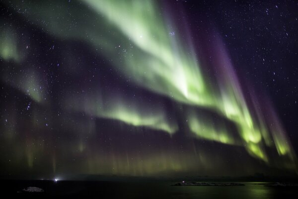 Hermosa Aurora boreal en el cielo nocturno