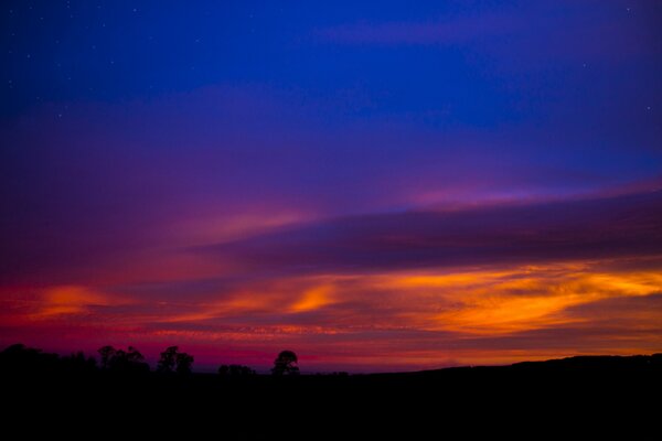 Beau ciel bleu et rouge coucher de soleil