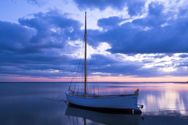 Puesta de sol vespertina. Barco en el mar