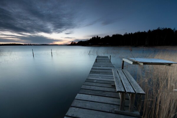 Pont avec banc sur le lac en Suède