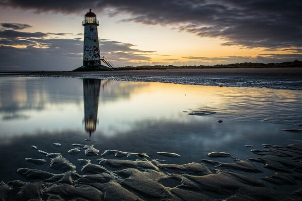 Haut phare sur fond d aube