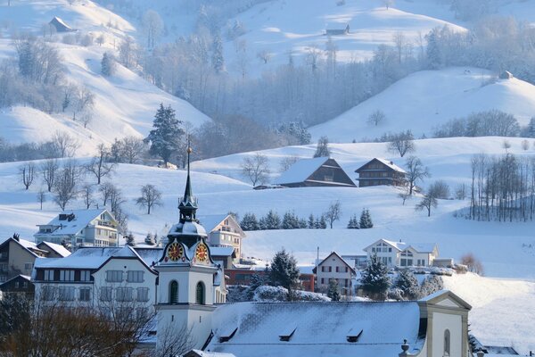 La ciudad Nevada del cuento de hadas en invierno