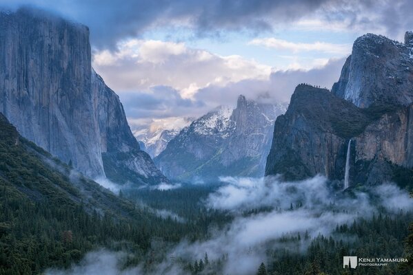 Wodospad w parku Yosemite