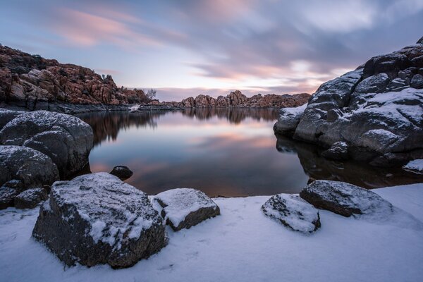 Lac en hiver avec un beau ciel