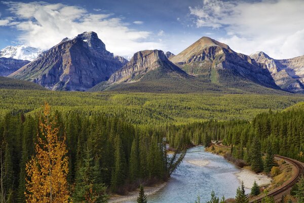 Banff-Nationalpark im Herbst, Straße und Wald