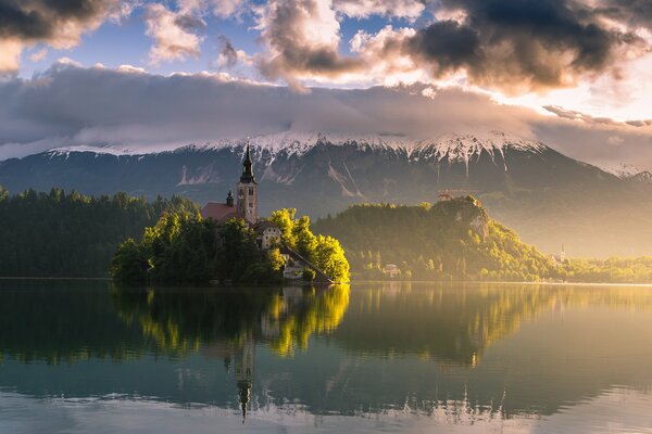 Eslovenia, en el lago Bled se ven montañas, nubes