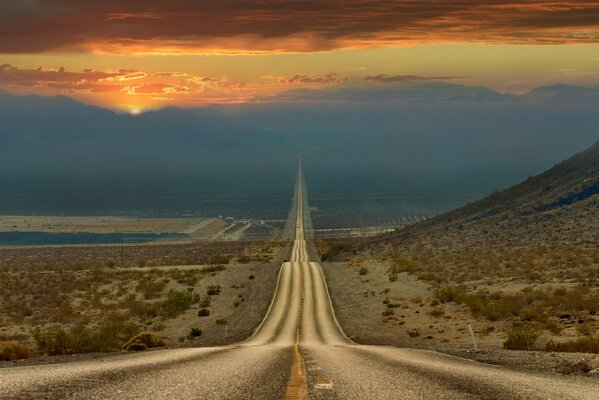 Kalifornien, Death Valley, die Straße ist sichtbar