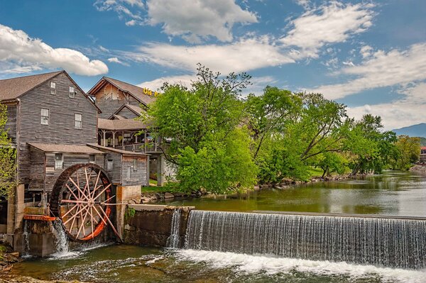 Wassermühle im Sommer am Flussufer