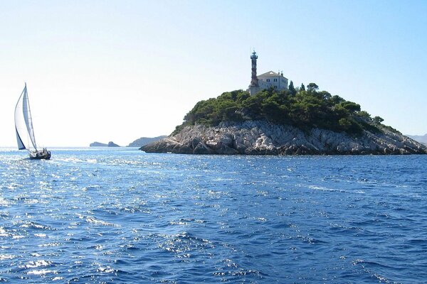 Vela solitaria en el mar azul