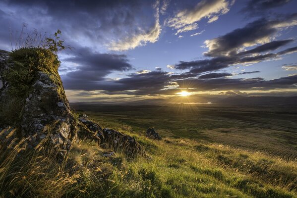 Puesta de sol en Escocia con nubes por la tarde