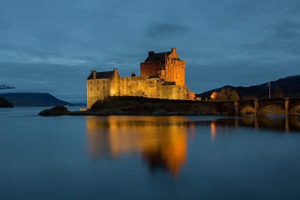 Iluminación nocturna del castillo en el lago