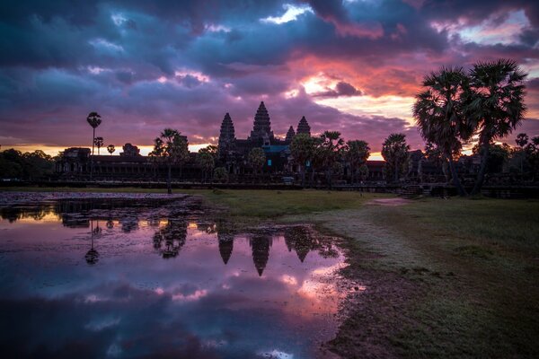 Świątynia Angkor Wat w świetle zachodu Słońca
