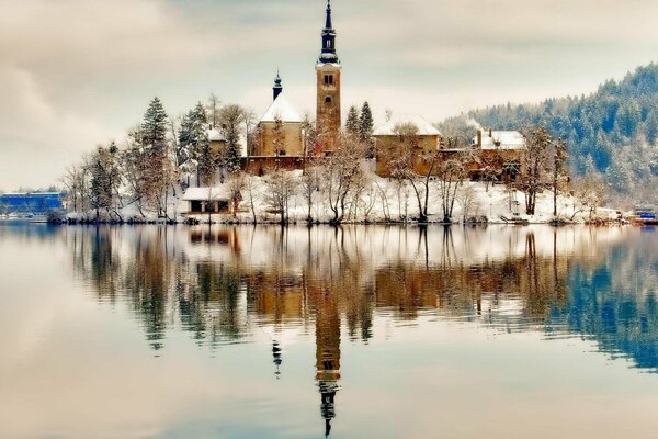 Église sur l île en hiver se reflète dans le lac