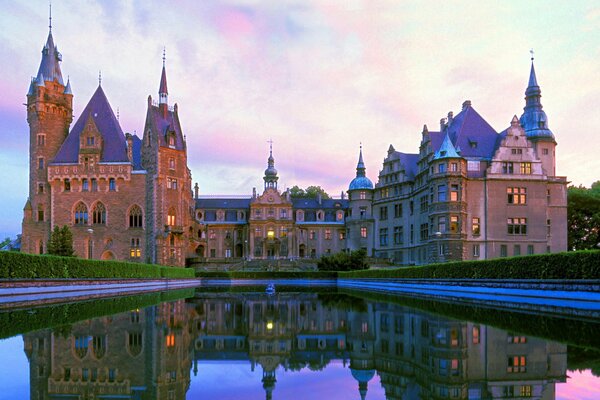 Das Schloss von Moschnenski hinter dem Teich. Schöner Palast