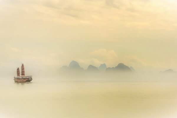 Das Schiff schwimmt im Nebel über das Meer