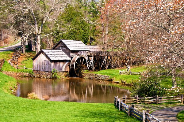 Ungewöhnliche malerische Mühle in der Nähe des Teiches