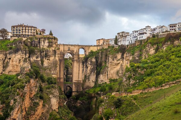 Rocce in Spagna Ronda contro il cielo