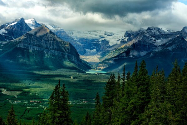 Paysage de montagne par temps nuageux