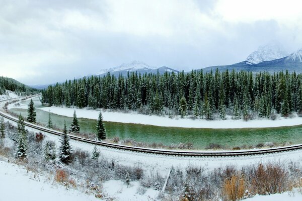 Eisenbahn entlang des Flusses in Kanada im Winter