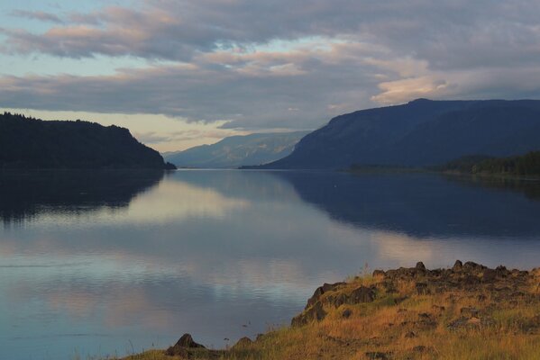 Paisaje lago en las montañas por la noche