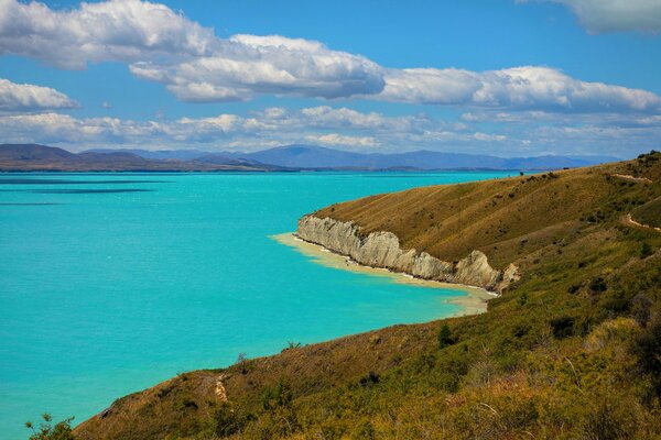 Lago de montaña y hermosas colinas