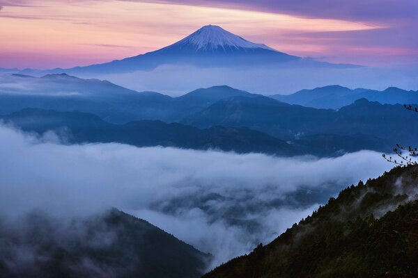 Una mañana de abril en Japón con vistas a la montaña