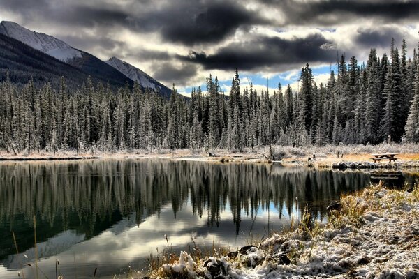 Paysage de lac et de montagnes avec réflexion