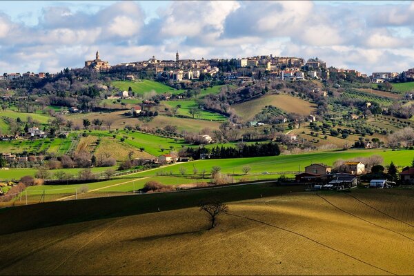 Paysages italiens. Collines et champs de Macerata