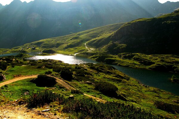 Carretera de montaña y hermoso río