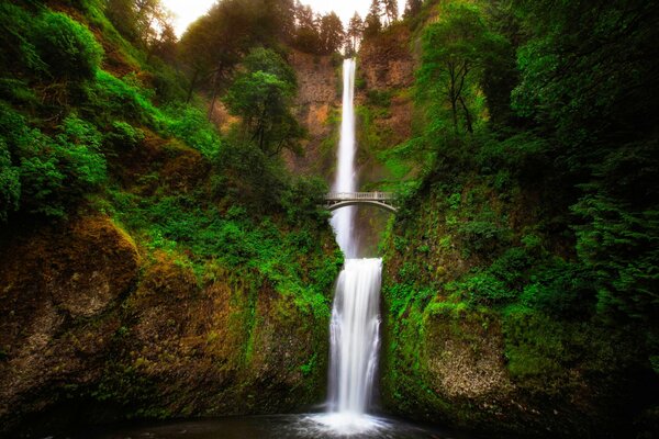 Brücke über einen Wasserfall in den Bergen