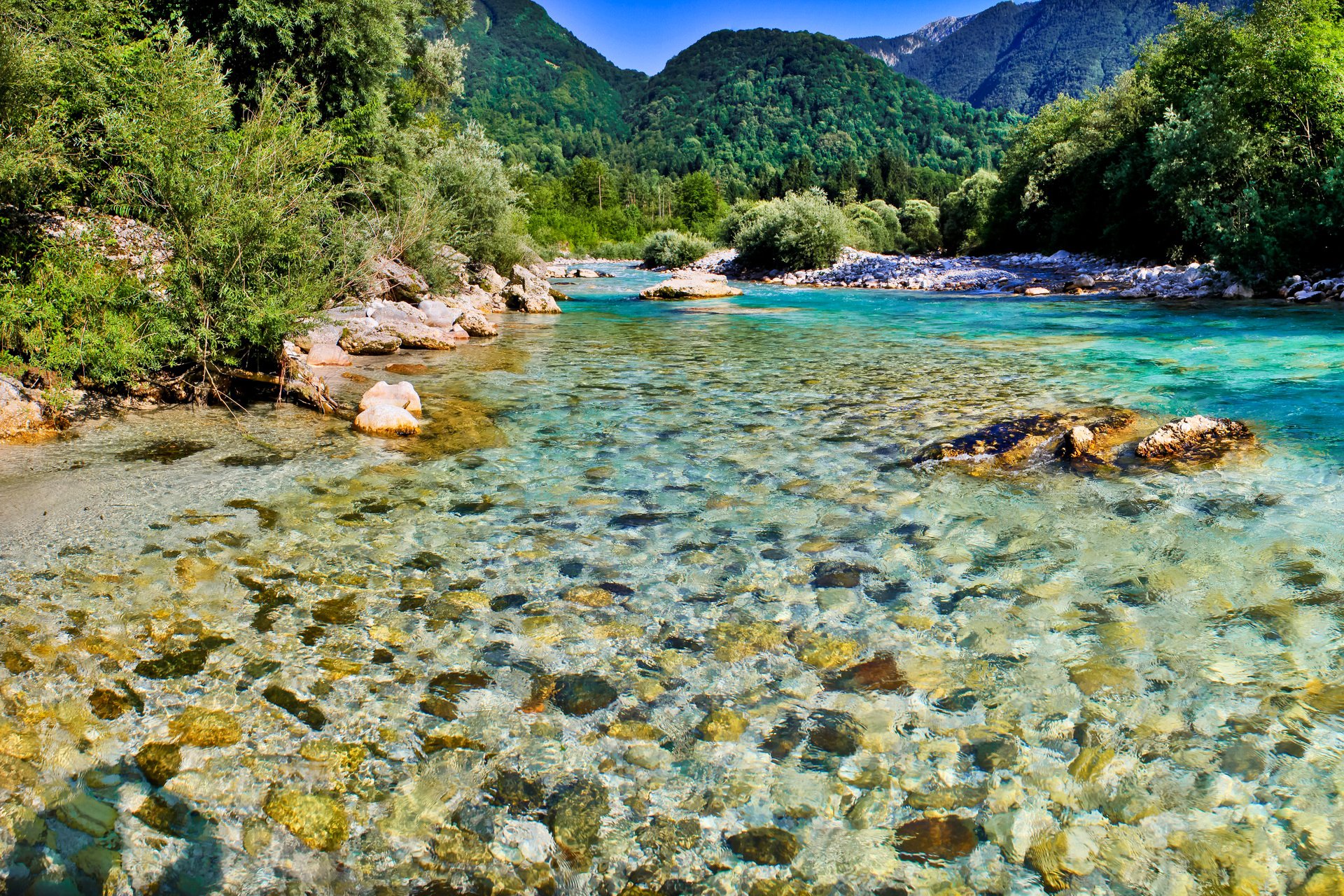 eslovenia bovec río soča cielo árboles piedras naturaleza