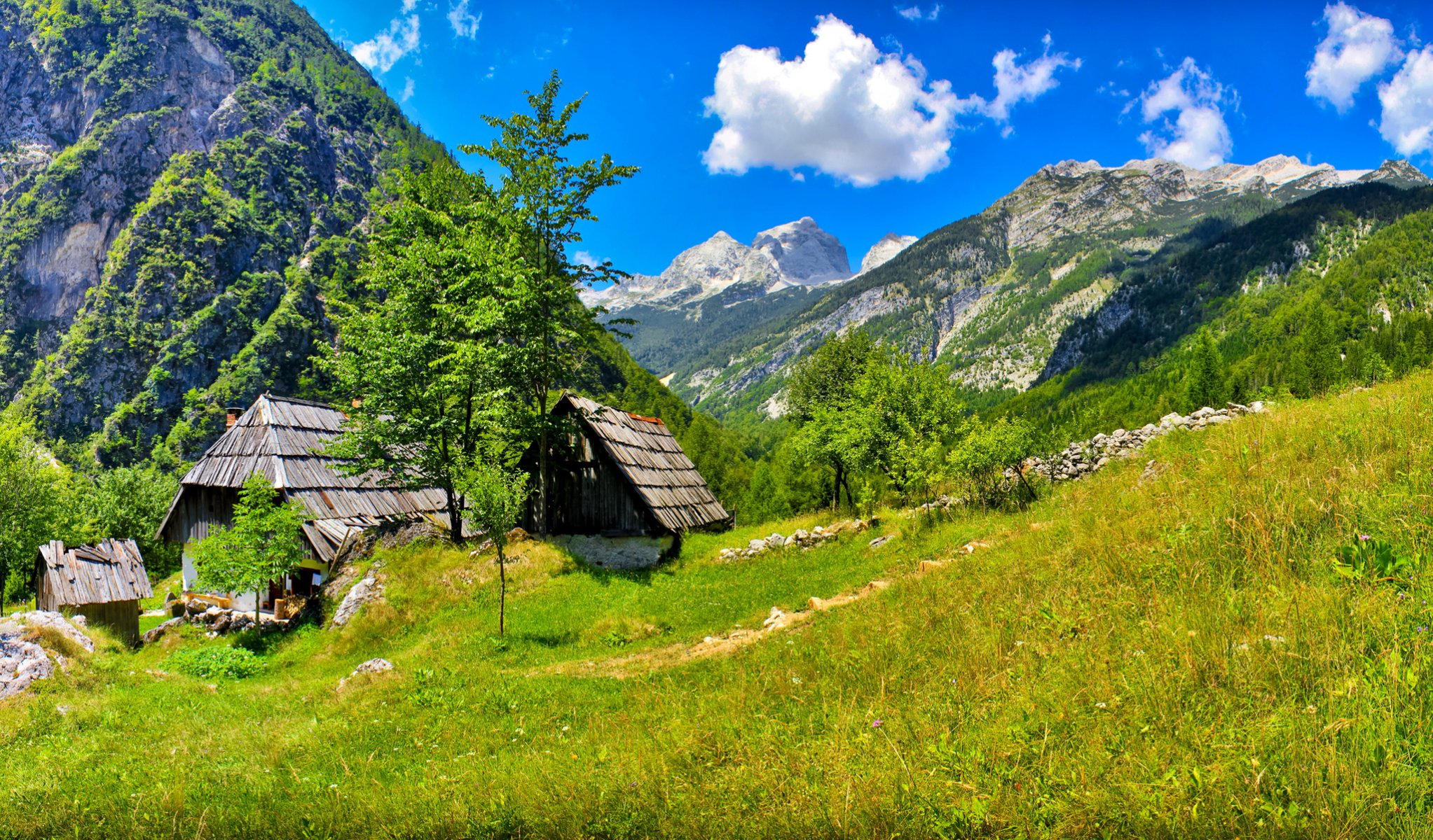 bovec słowenia niebo chmury góry dom drzewa trawa natura