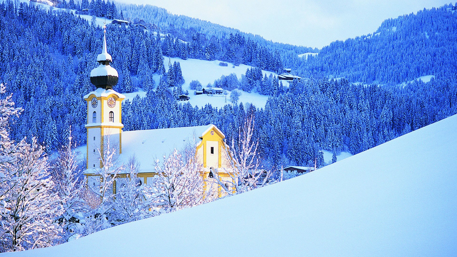 cielo montagne inverno neve chiesa foresta alberi case orologio torre