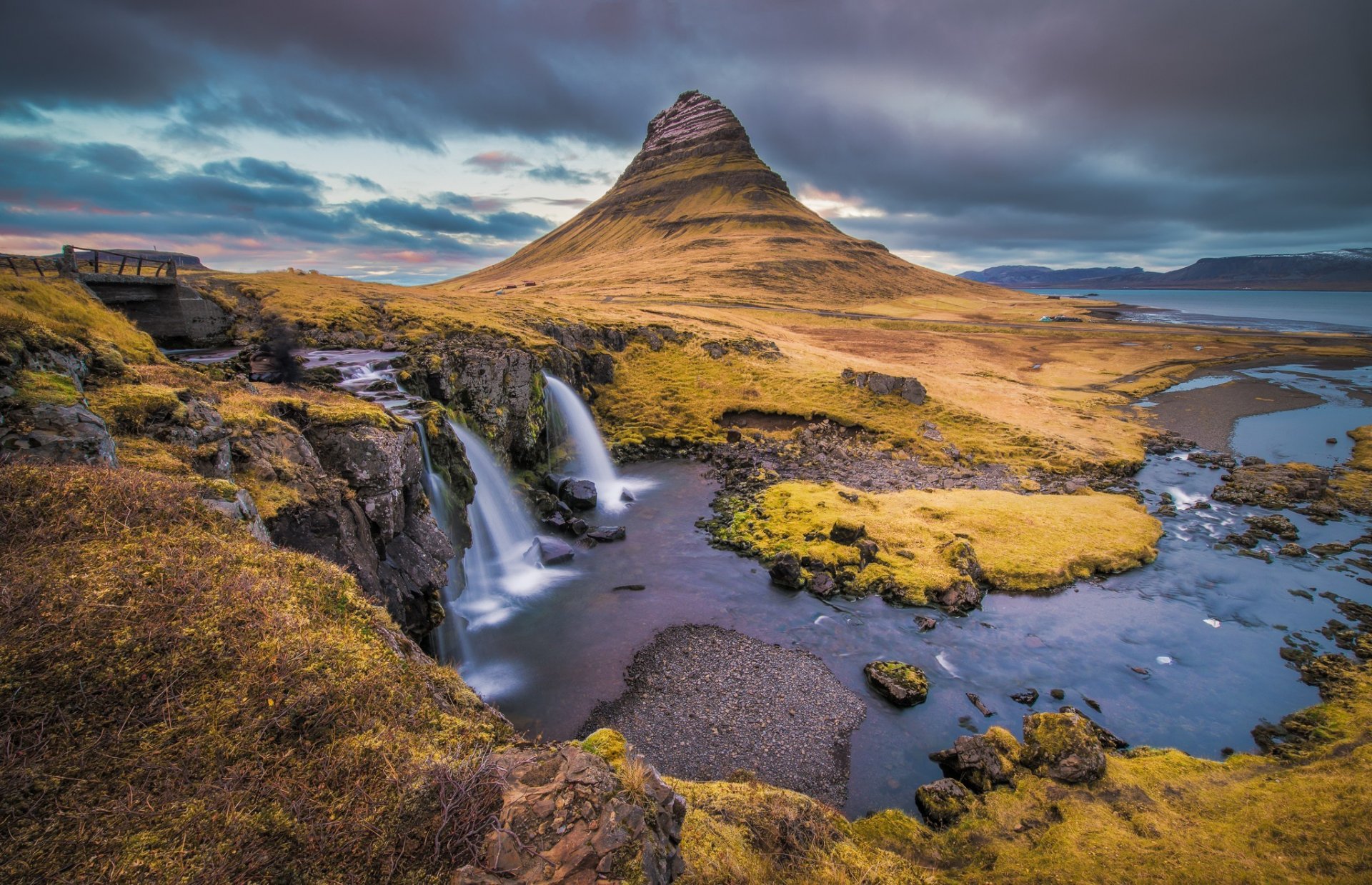 kirkjufell исландия небо тучи гора водопад море река мост