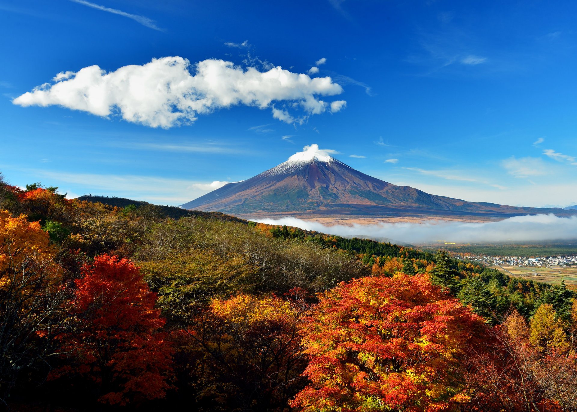 japonia góra fujiyama niebo drzewa chmury wzgórza dolina jesień