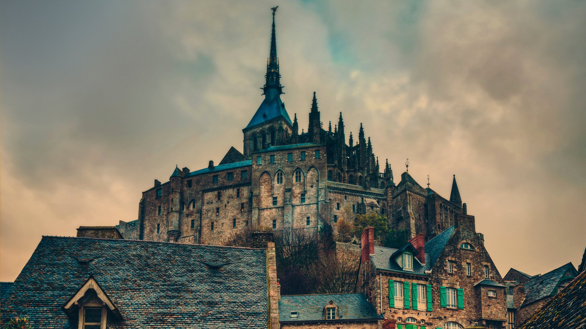 mont saint-michel francja niebo chmury zamek wieża hdr