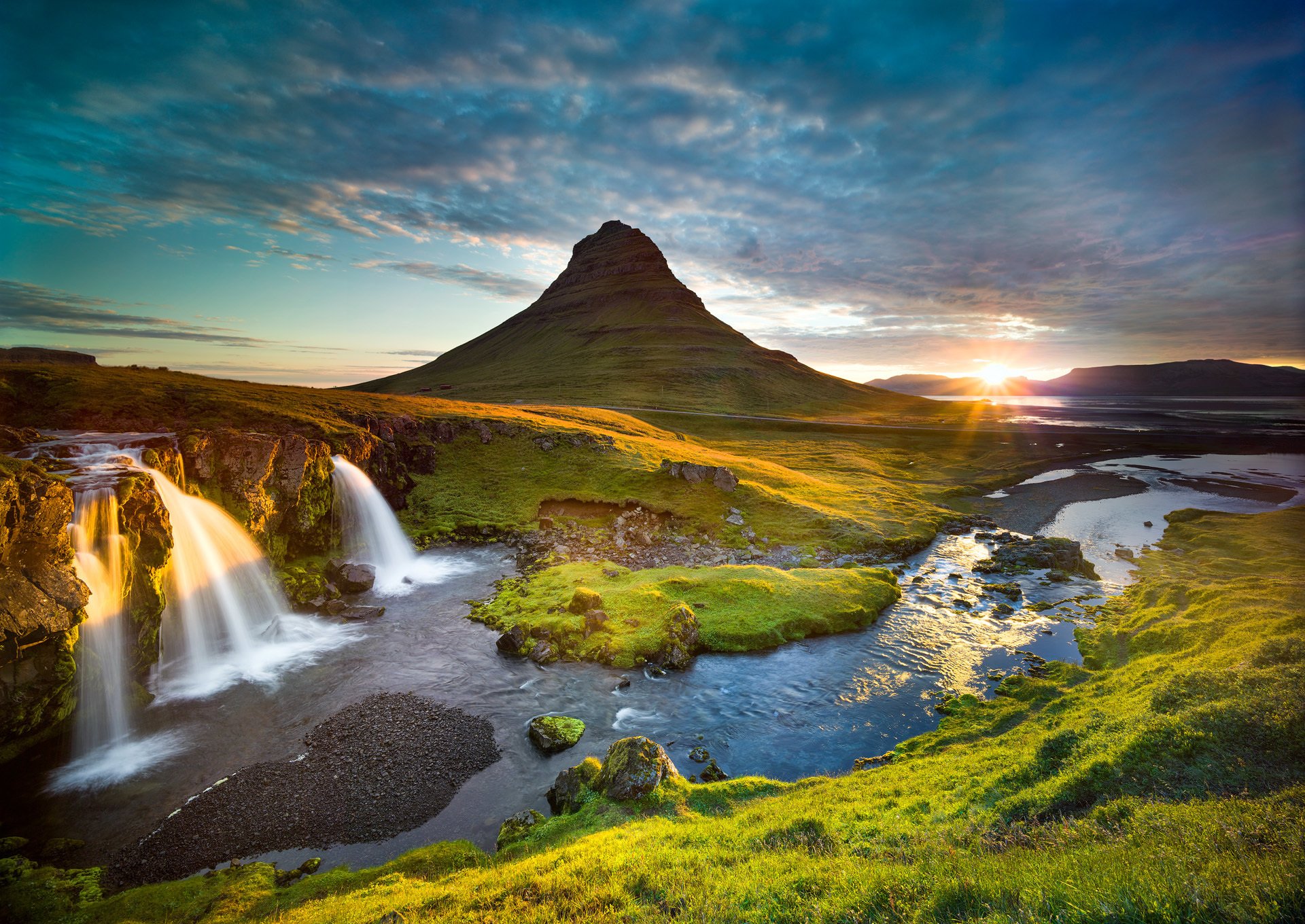 island grundarfjörður berg kirkjufel fluss wasserfall morgen sonne