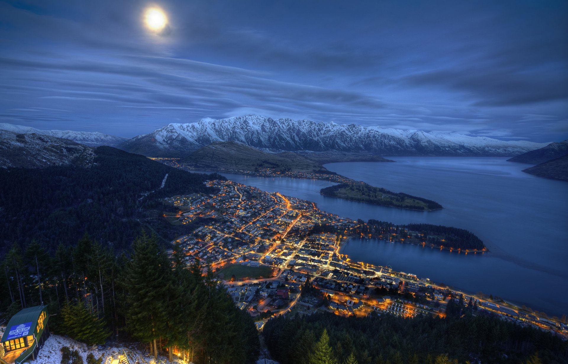 ciel nuages lune nuit montagnes mer ville lumières