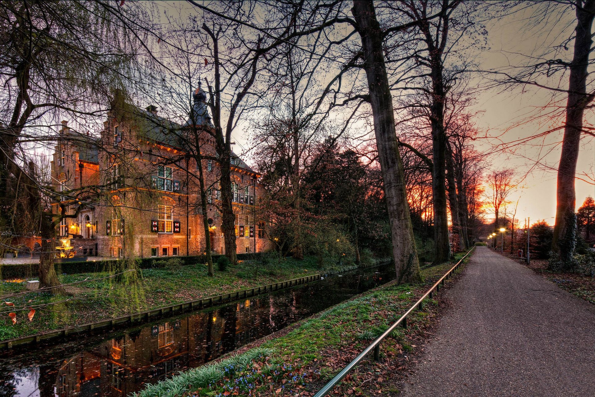 holandia crabbehof zamek droga kanał drzewa jesień wieczór zmierzch światła