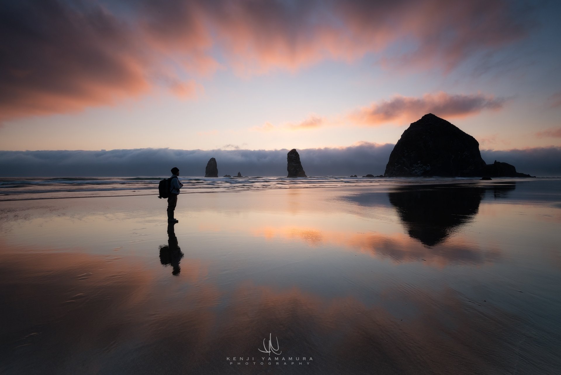 kenji yamamura fotograf cannon beach heuhaufen rock oregon usa mann himmel wolken