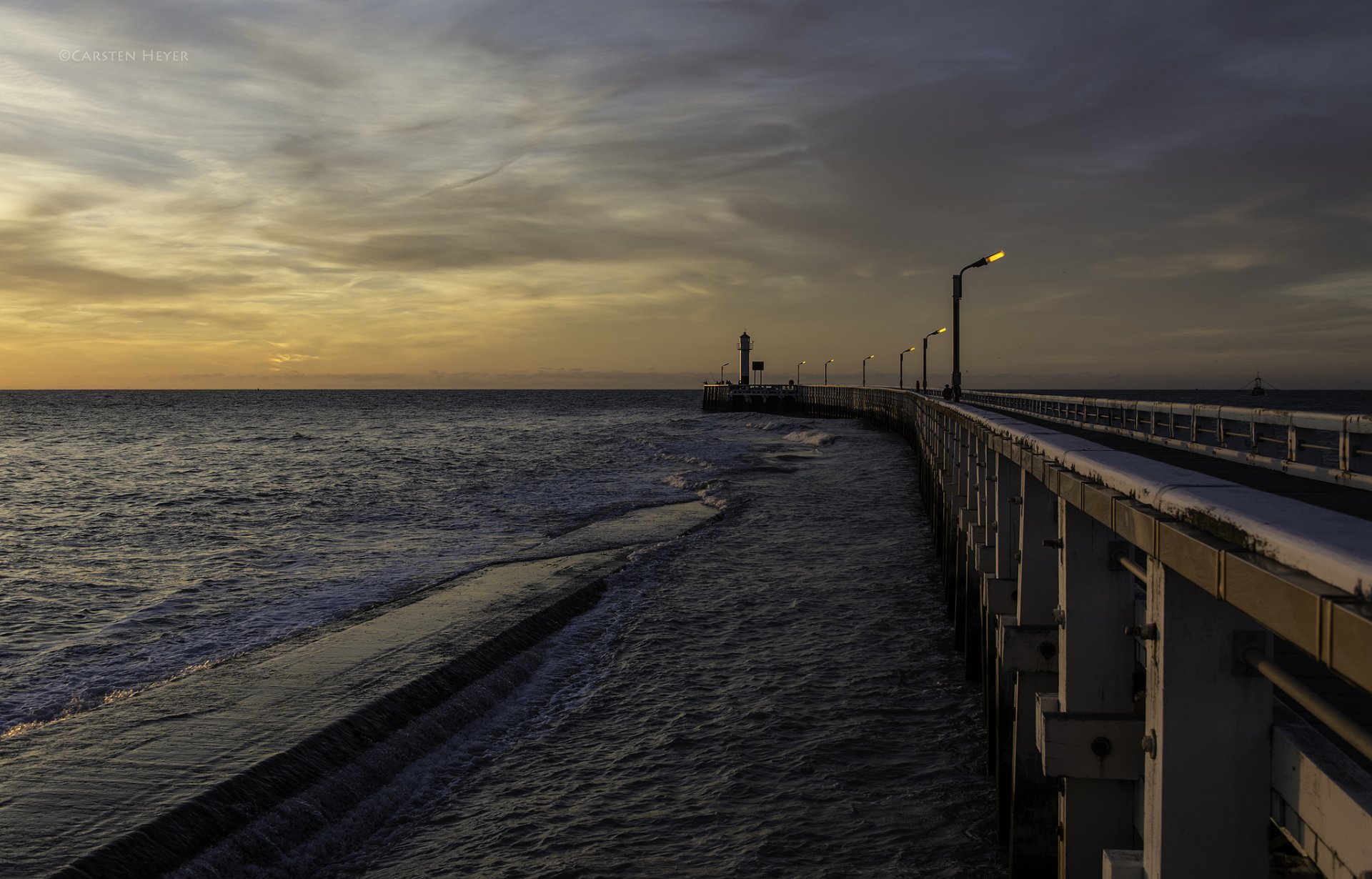 mar muelle faro noche anochecer linternas luces