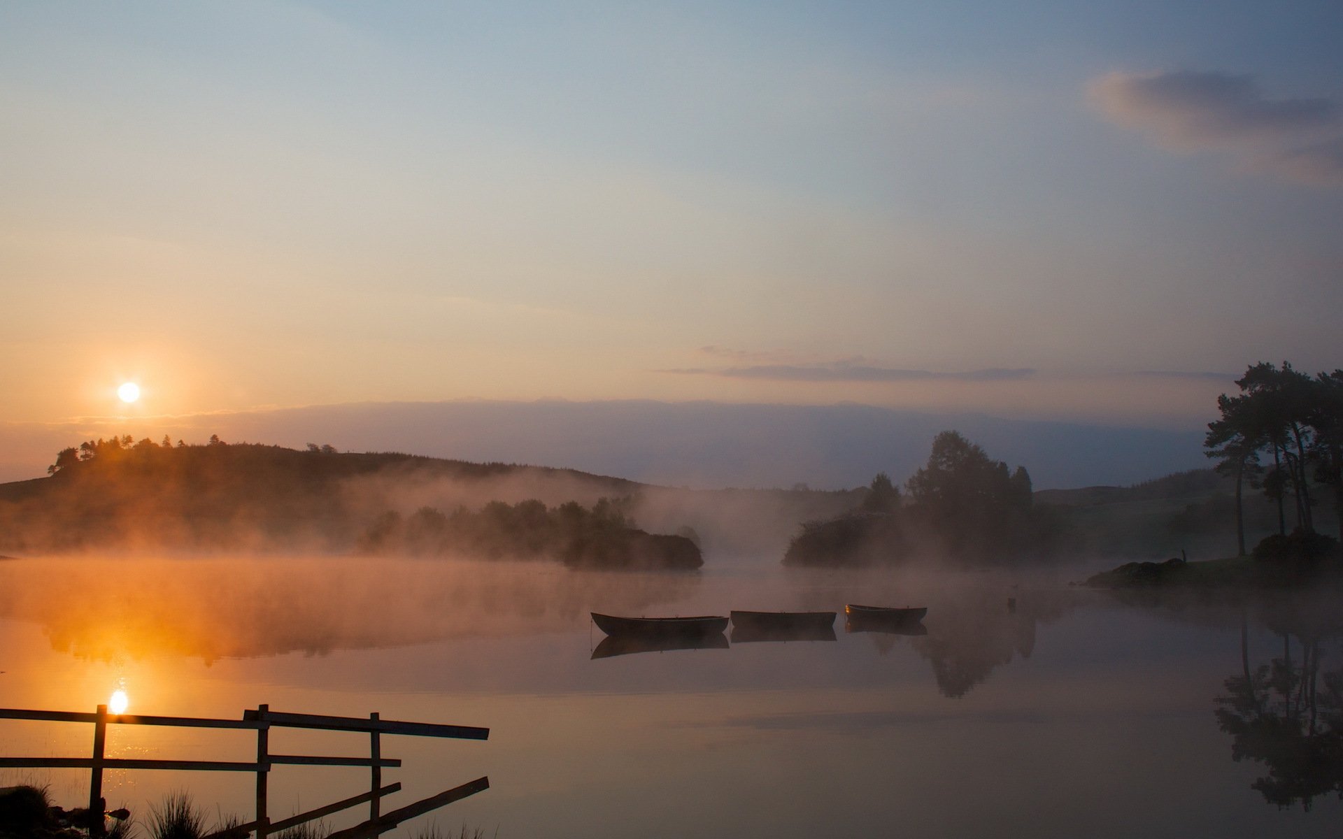 lac matin brouillard bateaux