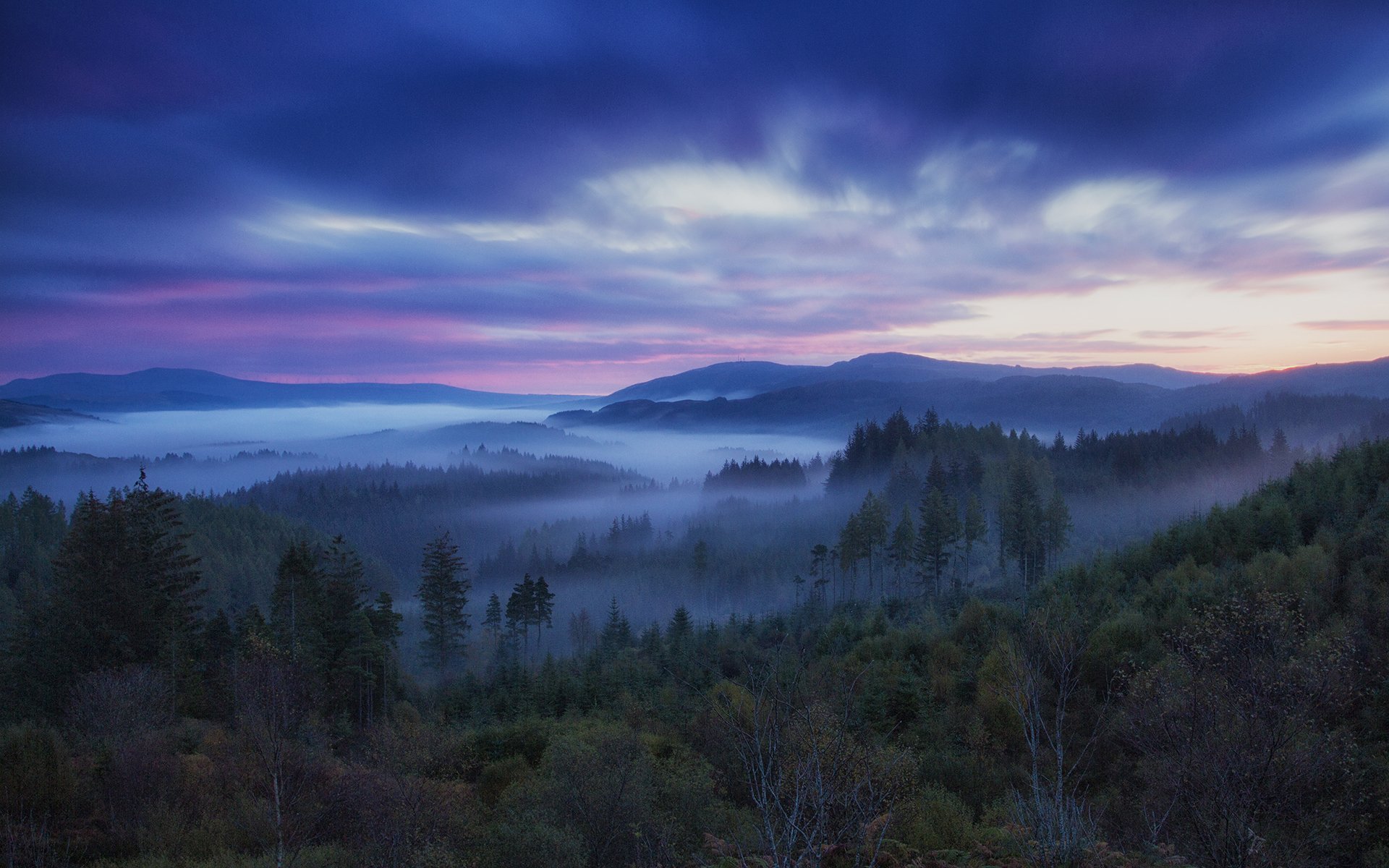 trossachs szkocja wzgórza las mgła