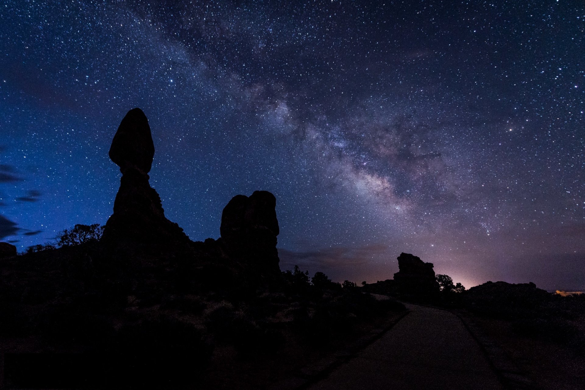 paesaggio silhouette strada cielo stelle notte