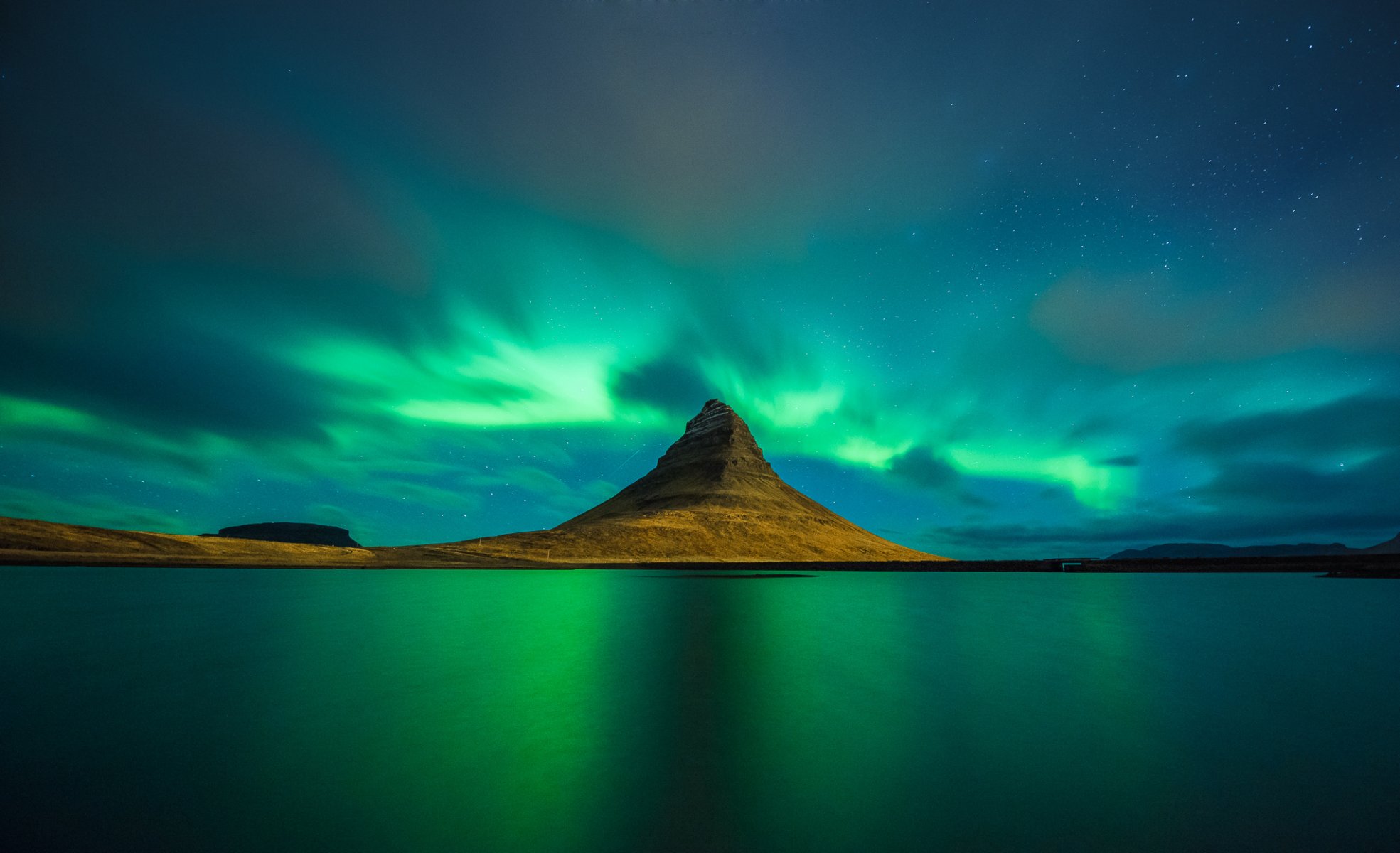 kirkjufell islande aurore réflexion slandia aurores boréales